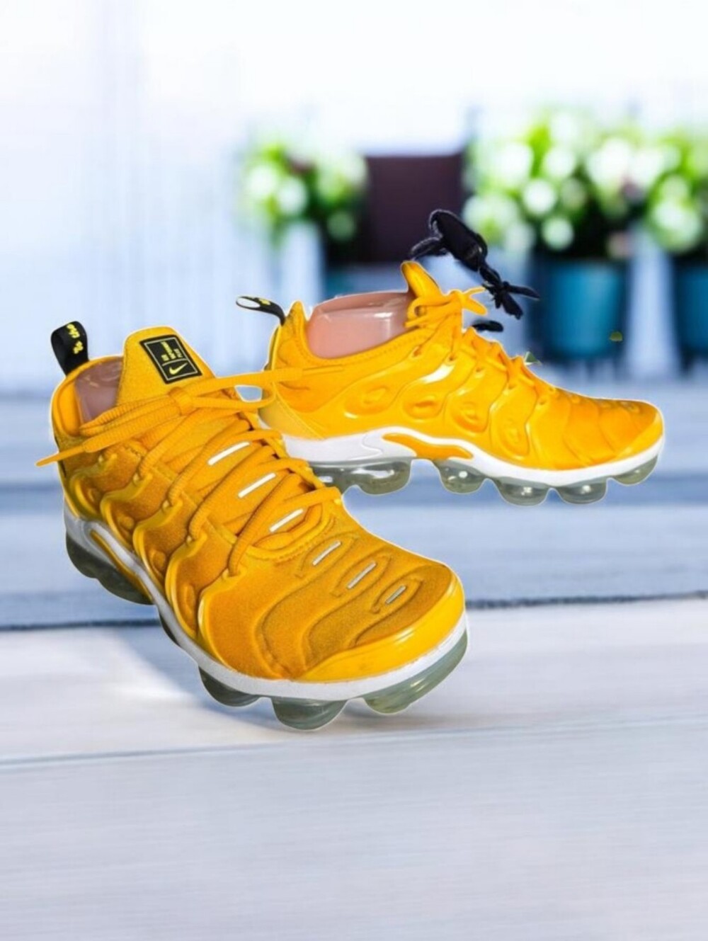 NIKE AIR (9.5/8) Women/Men VAPORMAX PLUS The Extra Smile Sneaker D05874-700